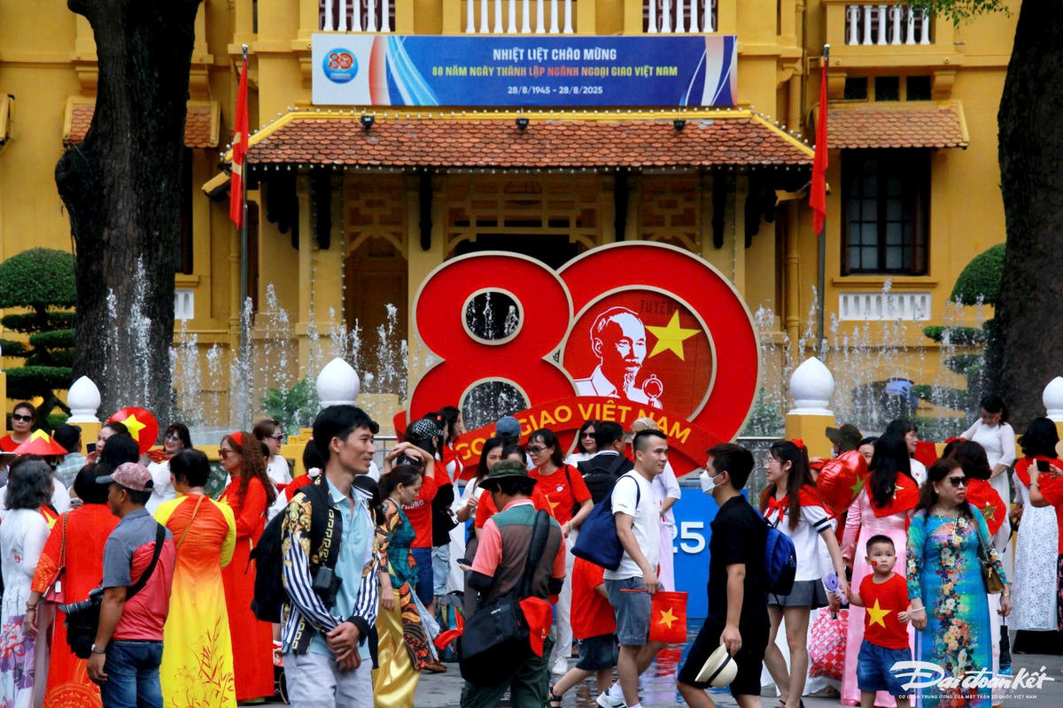 Người dân tranh thủ ghi lại khoảnh khắc đặc biệt của những ngày mùa thu lịch sử dân tộc. Ảnh: Phạm Sỹ.