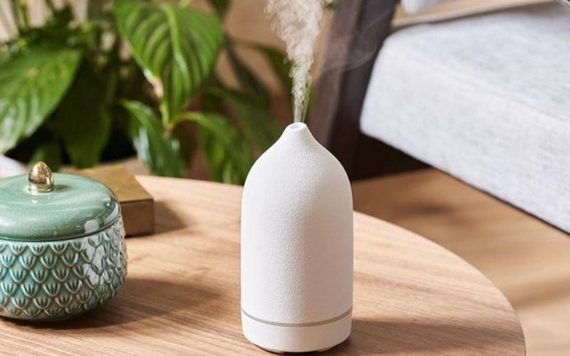 Dùng máy khuếch tán tinh dầu.