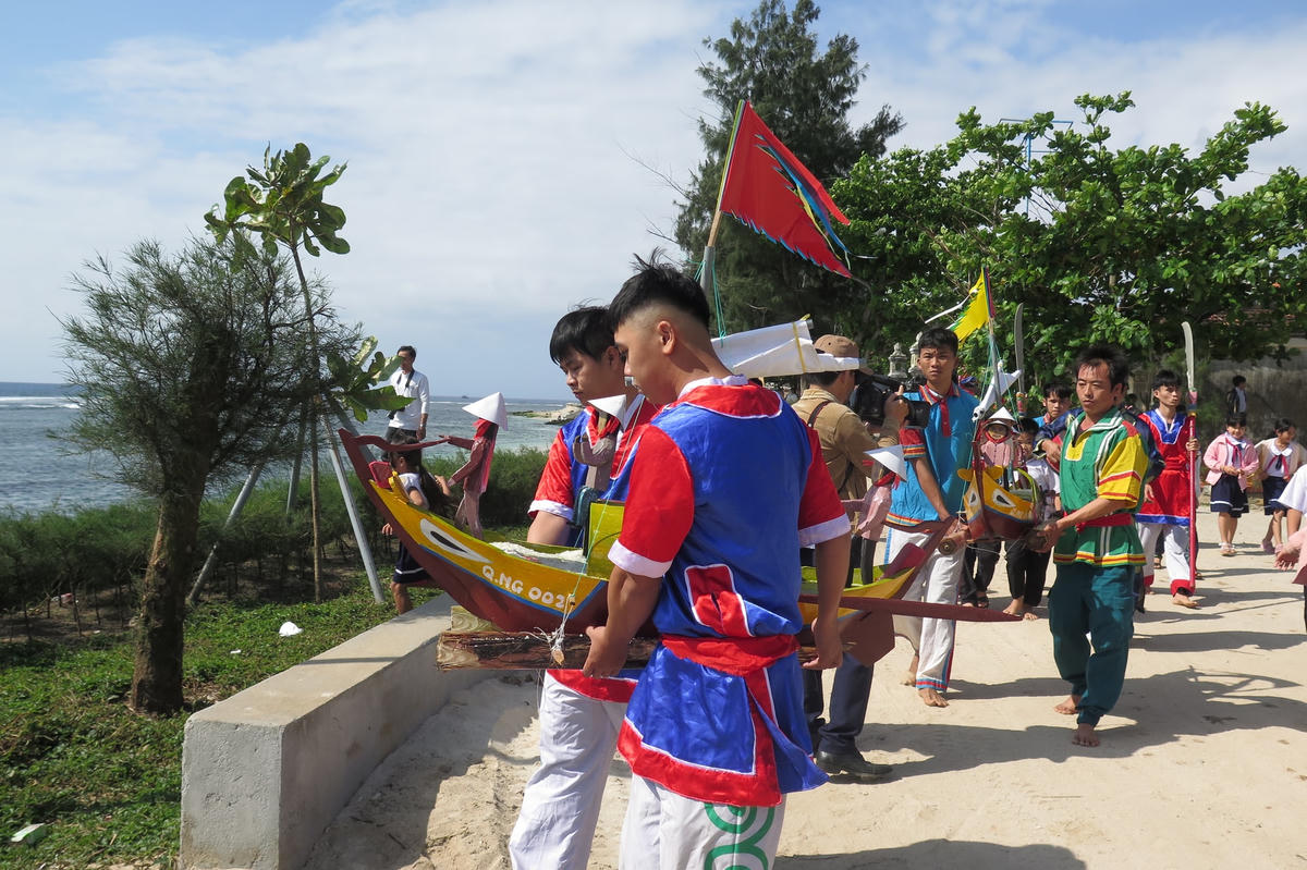 Nghi thức rước thuyền nhân thả ra biển.