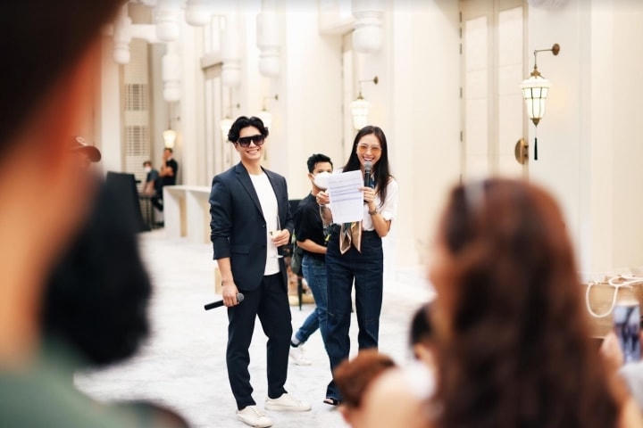 Ngô Thanh Vân cười tươi rạng rỡ đón tiếp khách mời trong hôn lễ. 