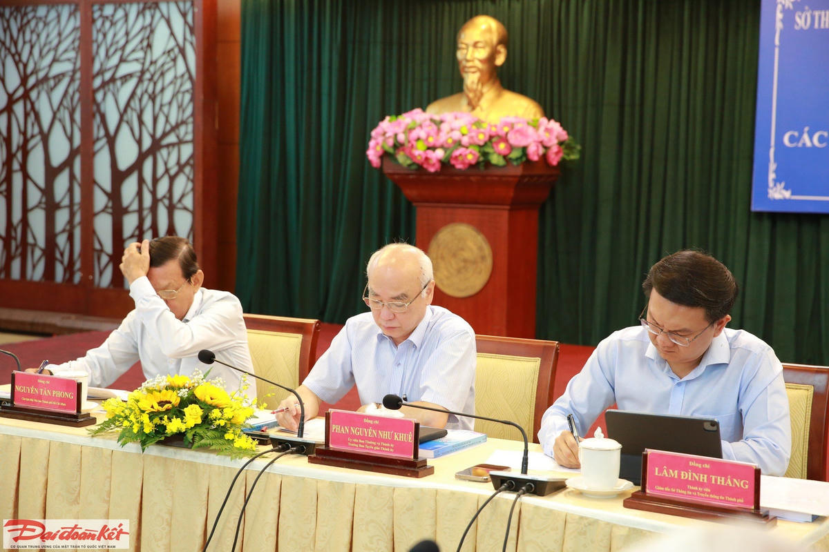 Chủ trì buổi tọa đàm. (Ảnh: Hồng Phúc).