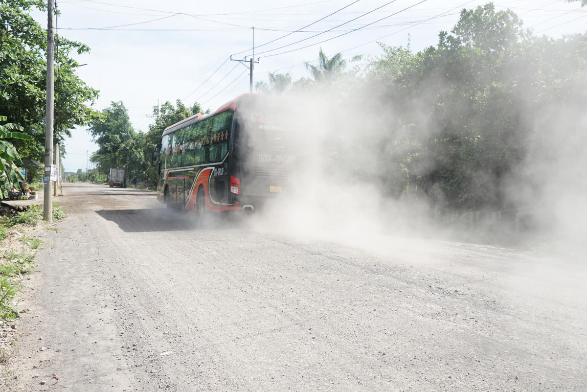 Khi xe chạy qua đoạn đường đang thi công tạo nên những lớp bụi dày ảnh hưởng rất lớn đến cuộc sống người dân. Ảnh: Mạnh Thìn.