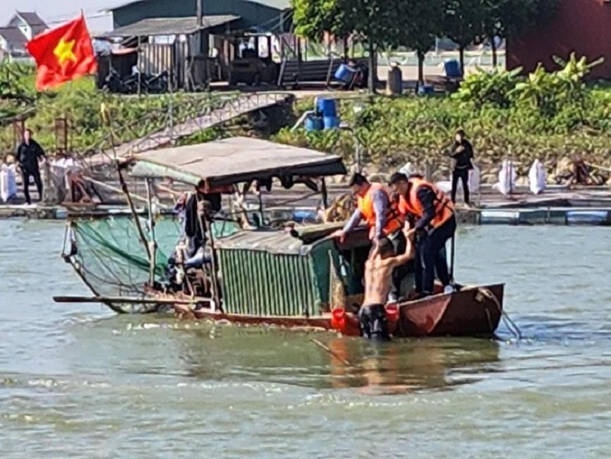 Lực lượng công an đã khống chế, bắt giữ nghi phạm Trịnh Xuân Thành khi đang bơi qua sông Kinh Thầy để tẩu thoát.