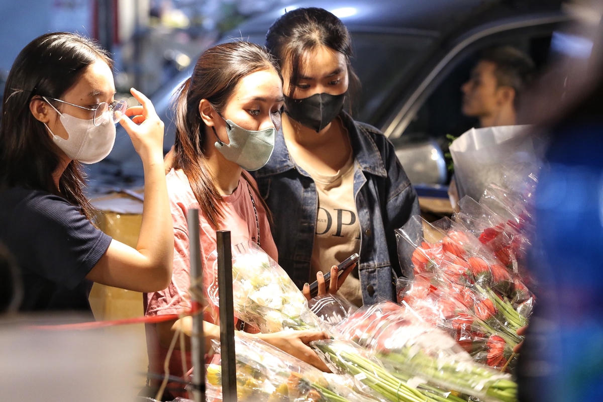 Vào ngày thường, chợ hoa này vốn đã nhộn nhịp thì cận kề Ngày phụ nữ Việt Nam không khí lại càng sôi động hơn, ai nấy đến chợ đều muốn lựa cho mình những bó hoa đẹp nhất.