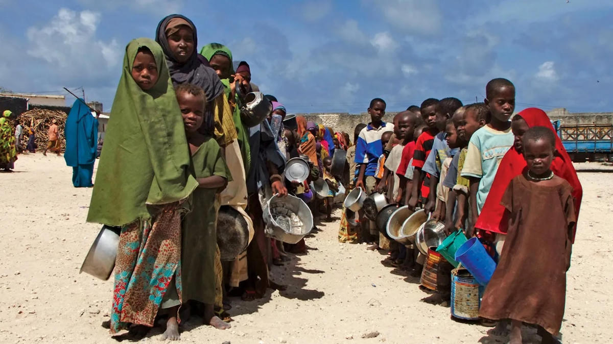 Trẻ em tại một trung tâm nuôi dưỡng ở Mogadishu (Somalia) xếp hàng đợi nhận phần ăn.  