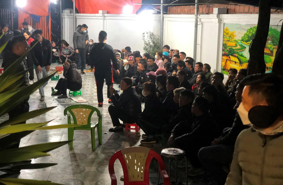 Các đối tượng đánh bạc tại nhà Dương Văn Mạnh bị bắt giữ.