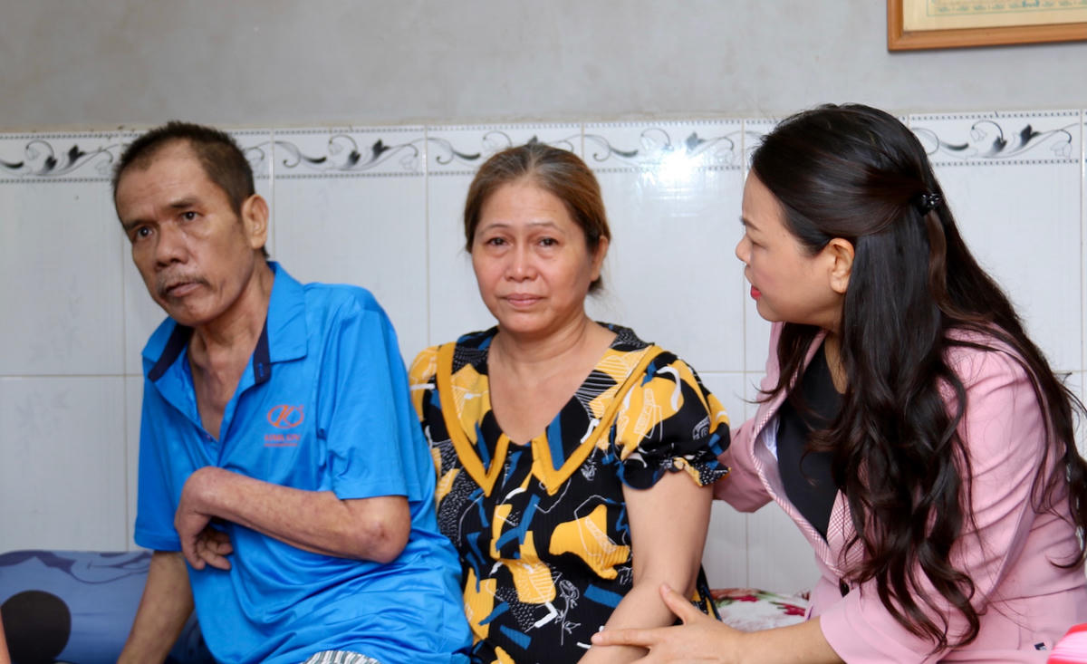 Phó Chủ tịch - Tổng Thư ký Nguyễn Thị Thu Hà thăm hỏi, động viên gia đình ông Thái Văn Tuấn.