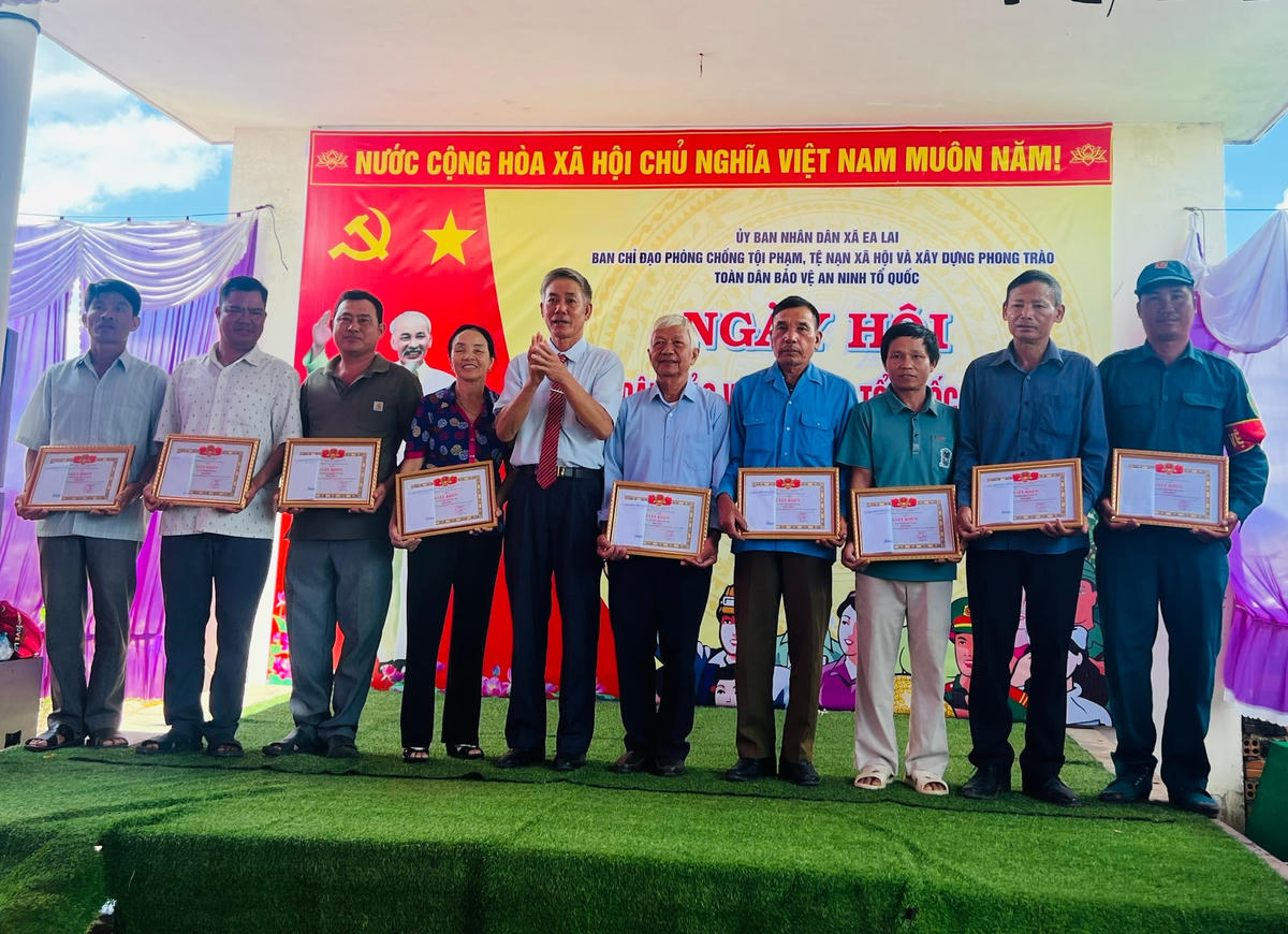 Ông Võ Đức Nhân, Chủ tịch UBND xã Ea Lai tặng Giấy khen cho các tập thể, cá nhân có thành tích xuất sắc trong phòng trào “Toàn dân bảo vệ ANTQ”.