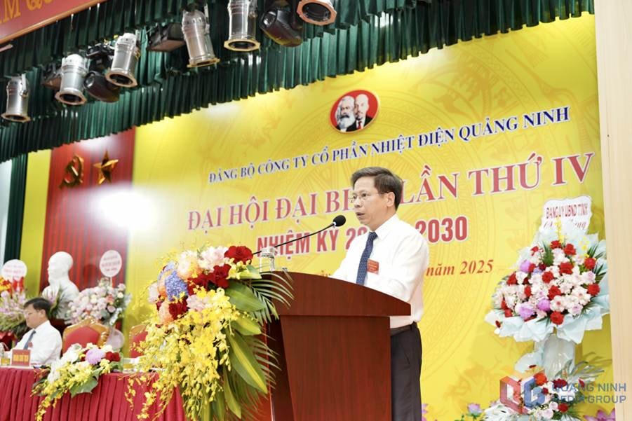 Đồng chí Nguyễn Tuấn Anh, Bí thư Đảng ủy, Chủ tịch Hội đồng quản trị Công ty CP Nhiệt điện Quảng Ninh phát biểu tại Đại hội về chiến lược, mục tiêu của đơn vị trong giai đoạn 2025 – 2030. Ảnh: QMG
