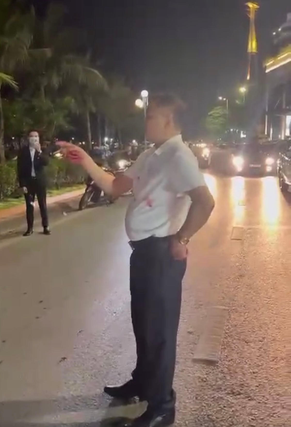 Trưởng Công an phường Bãi Cháy Nguyễn Thành Nam bị cách chức. Ảnh cắt từ clip.
