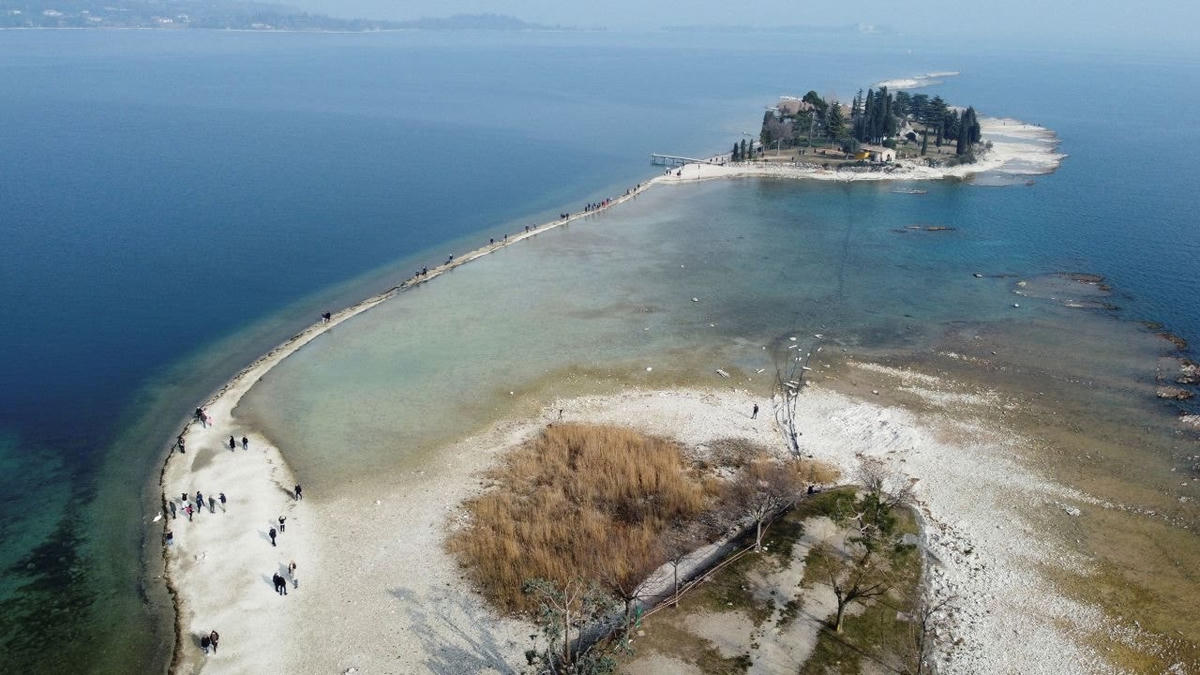 Hồ Garda ở Italy cạn đến mức có thể đi bộ ra đảo San Biagio. Nguồn: Reuters.