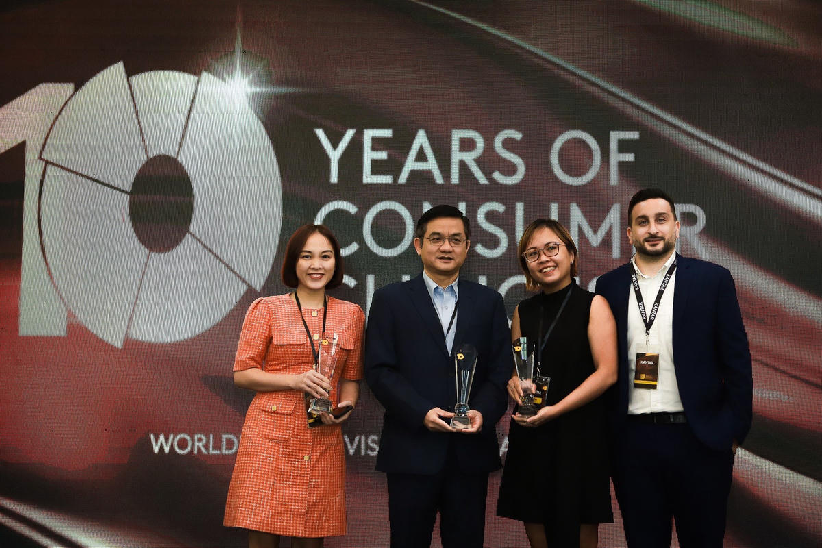 Ông Nguyễn Quang Trí, Giám đốc Điều hành Marketing Vinamilk (thứ 2 từ trái sang) đại diện nhận Cup lưu niệm từ Kantar Vietnam trong sự kiện kỉ niệm 10 năm công bố Báo cáo “Dấu chân thương hiệu”.
