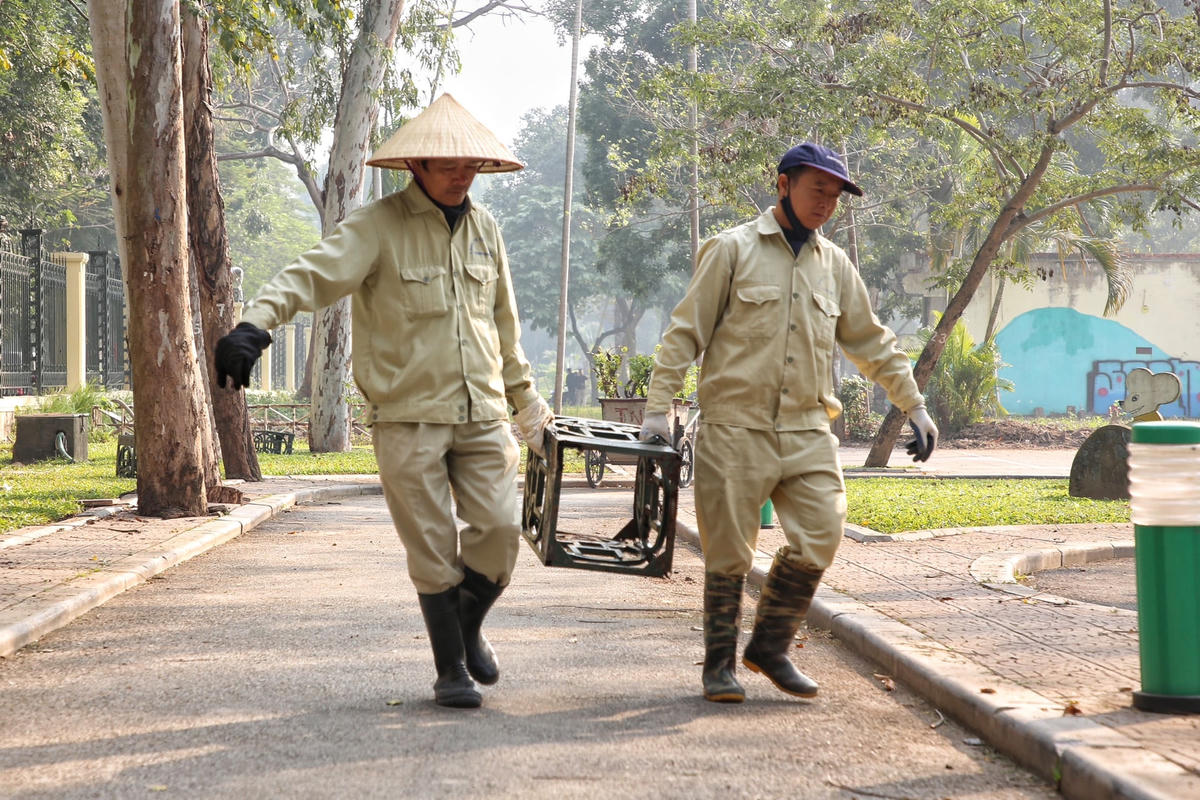 Công nhân vận chuyển hàng rào sắt đã được cắt về vị trí tập kết.