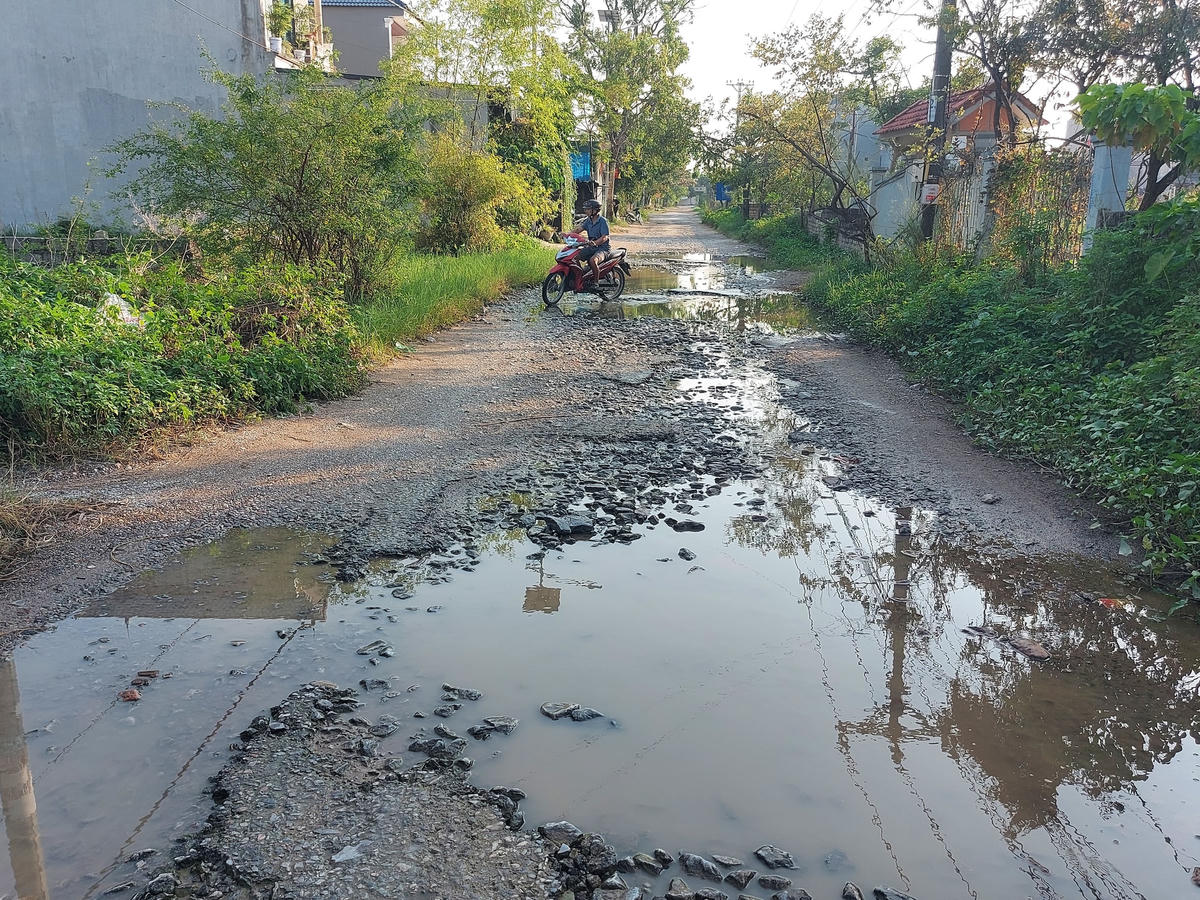 Con đường dài khoảng 2km từ trung tâm phường Quảng Cư đi 2 khu phố Quang Vinh, Thành Thắng hiện đang xuống cấp trầm trọng.