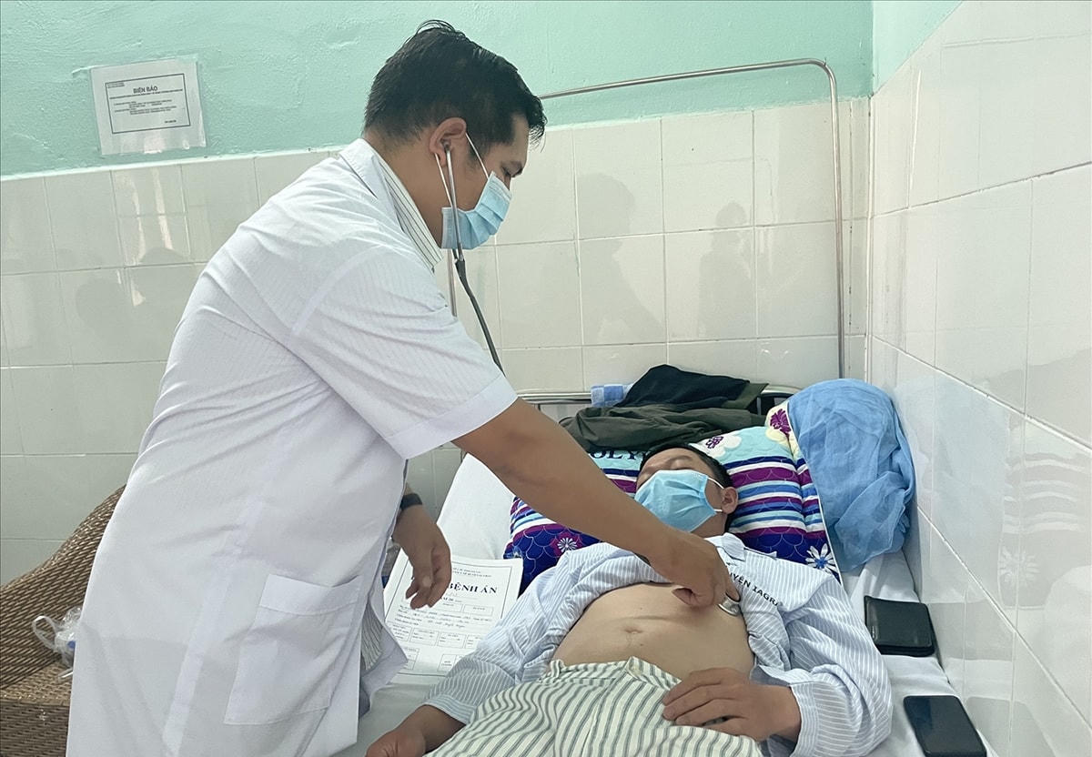 Điều trị và thăm khám cho bệnh nhân sốt xuất huyết.