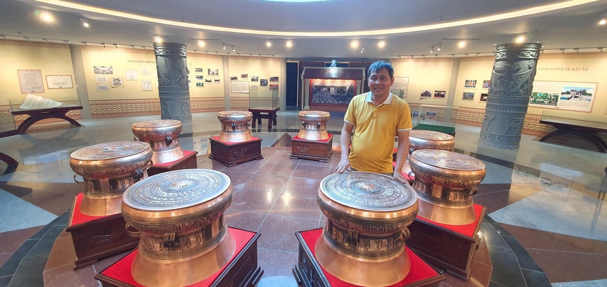 Nghệ nhân Ưu tú Thiều Quang Tùng bên bộ trống Cửu Long.  