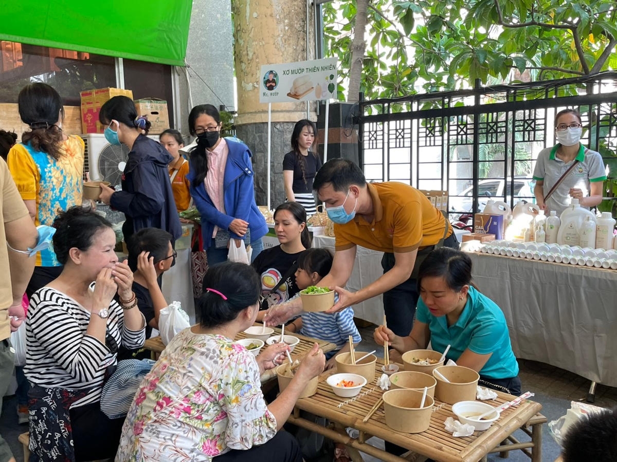 Nhiều món ngon vùng miền có mặt tại không gian ẩm thực.