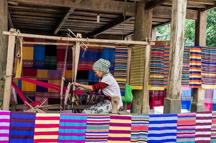 Dệt thổ cẩm ở bản Lác (Mai Châu, Hòa Bình). (Ảnh minh họa).