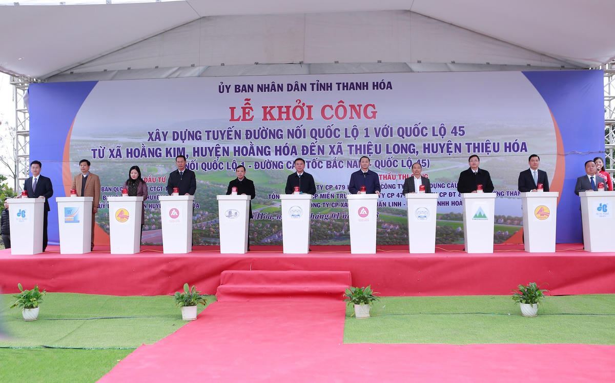 Các đại biểu nhấn nút thực hiện nghi thức khởi công.