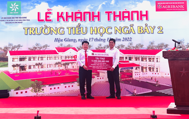 Agribank trao bảng biểu trưng tài trợ công trình Trường tiểu học Ngã Bảy 2, TP Ngã Bảy, Hậu Giang.