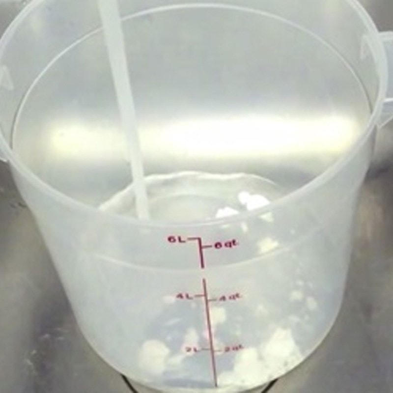 Pha nước phèn chua và nước vôi.