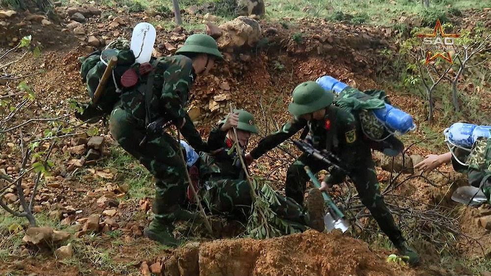 Các chiến sĩ thực hiện nhiệm vụ cuối cùng. 