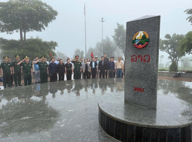 Lãnh đạo tỉnh Quảng Ngãi tổ chức chào cờ, thăm Cột mốc ba biên. (Ảnh: Cao Nguyên/TTXVN) cot-moc.jpg