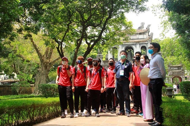 Ðoàn vận động viên cầu mây Thái Lan tham quan di tích Văn Miếu - Quốc Tử Giám (Hà Nội).