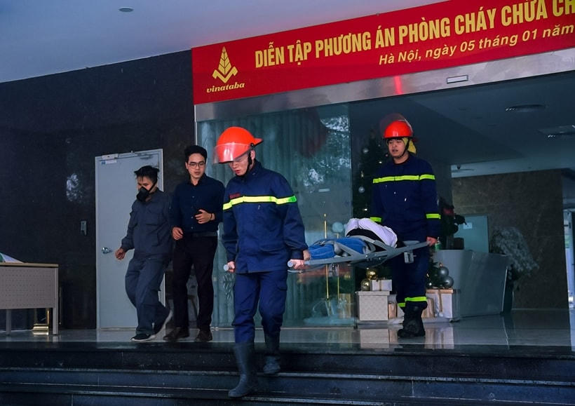Diễn tập phương án Phòng cháy chữa cháy tại Văn phòng Tổng Công ty Thuốc lá Việt Nam.