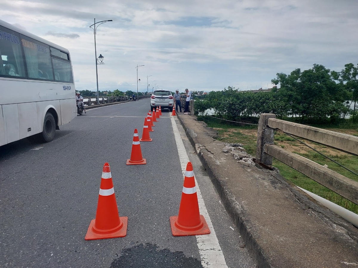 Một đoạn lan can thành câu Câu Lâu bị đứt gãy.