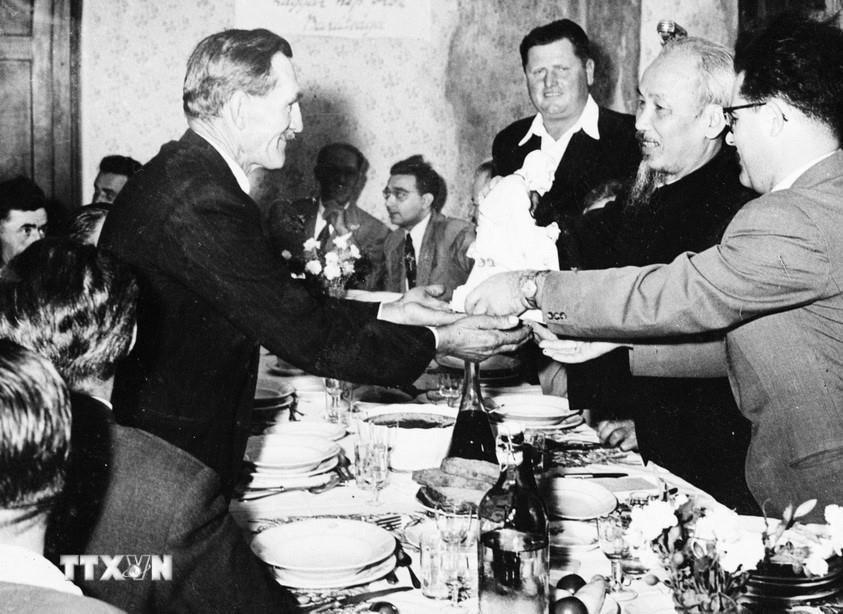 Xã viên cao tuổi nhất của Hợp tác xã Dobi (Hungaria) tặng Chủ tịch Hồ Chí Minh bức tượng