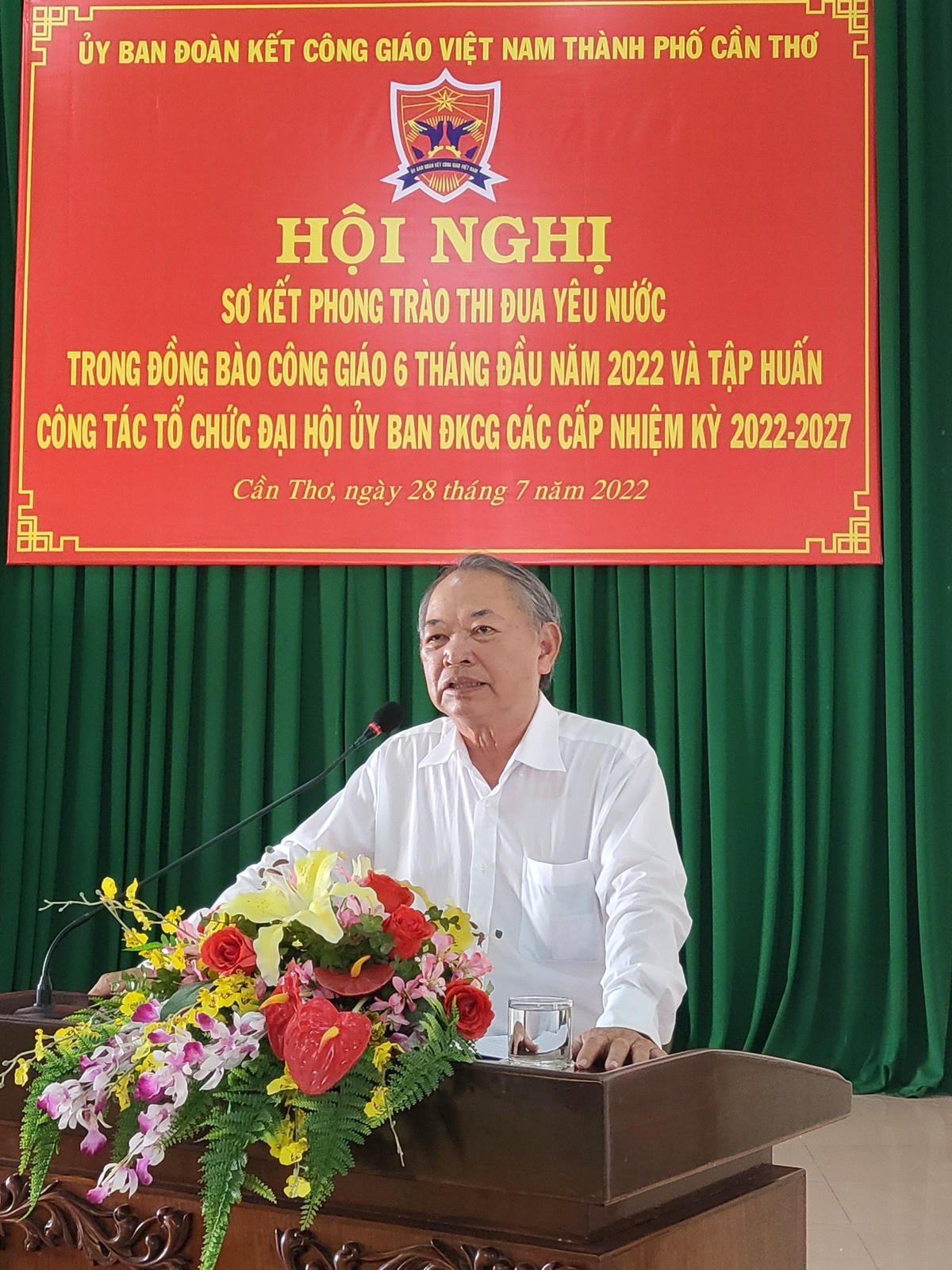 Ông Trần Đức Hiếu, Phó Chủ tịch Thường trực Uỷ ban Đoàn kết Công giáo Việt Nam TP Cần Thơ báo cáo kết quả thực hiện phong trào tại hội nghị.