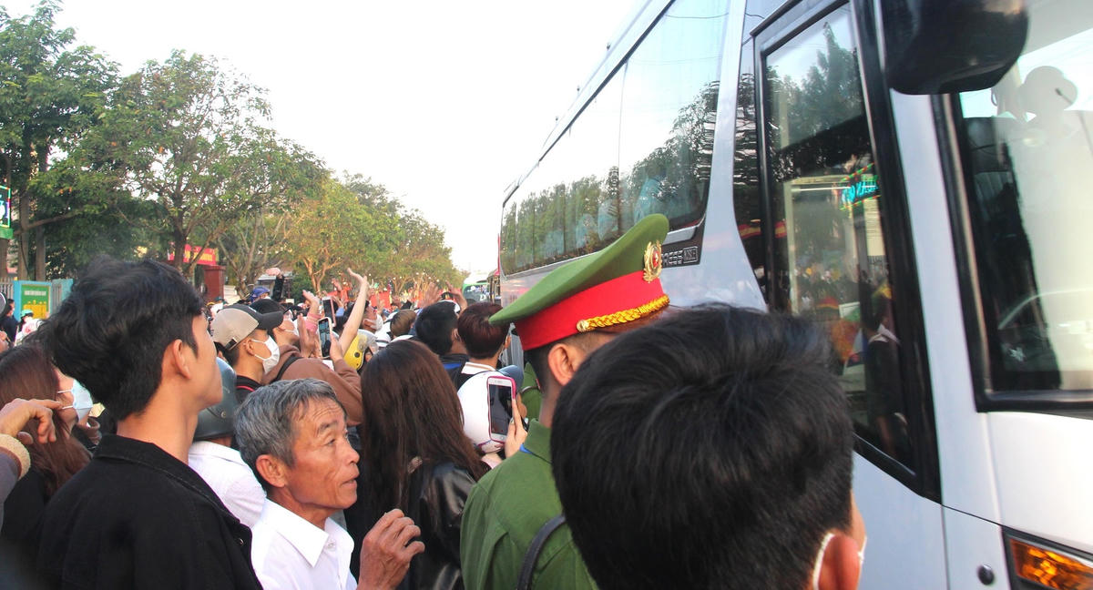 Người thân, bạn bè đứng dọc hai bên đường để động viên tân binh.