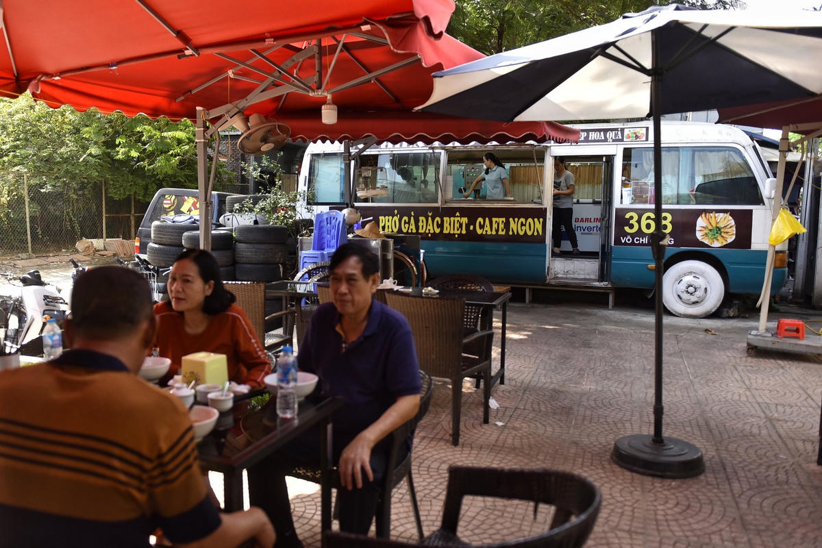 Chị Nguyễn Thu Trang trú tại Võ Chí Công cho biết, mới đầu thấy bếp của quán được đặt trên một chiếc ô tô nên chị tò mò và vào thử đồ ăn tại đây. Sau đó, vì đồ ăn của quán khá ngon nên chị thường xuyên tới vào mỗi buổi sáng.