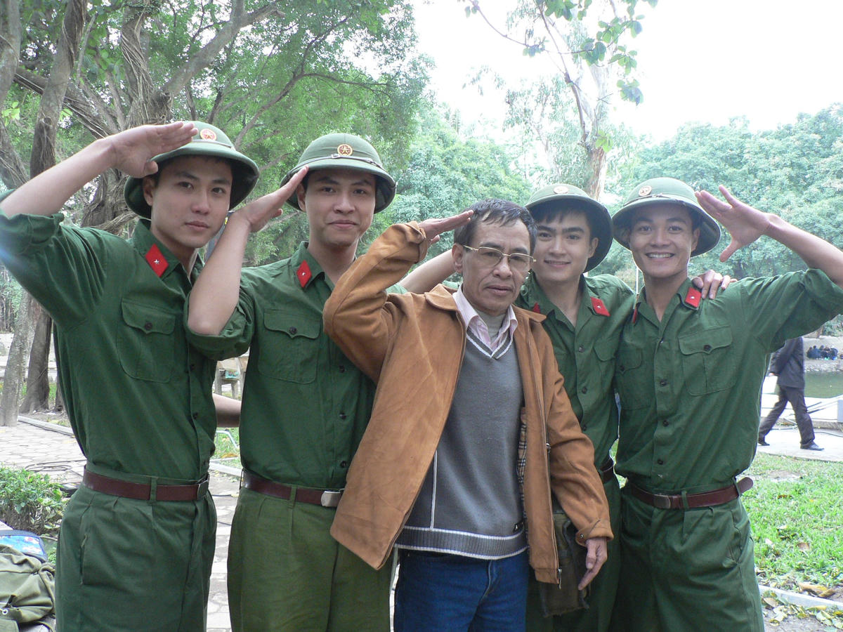 Thanh Sơn (ngoài cùng bên trái) bén duyên với diễn xuất từ vai phụ trong bộ phim "Mùi cỏ cháy".