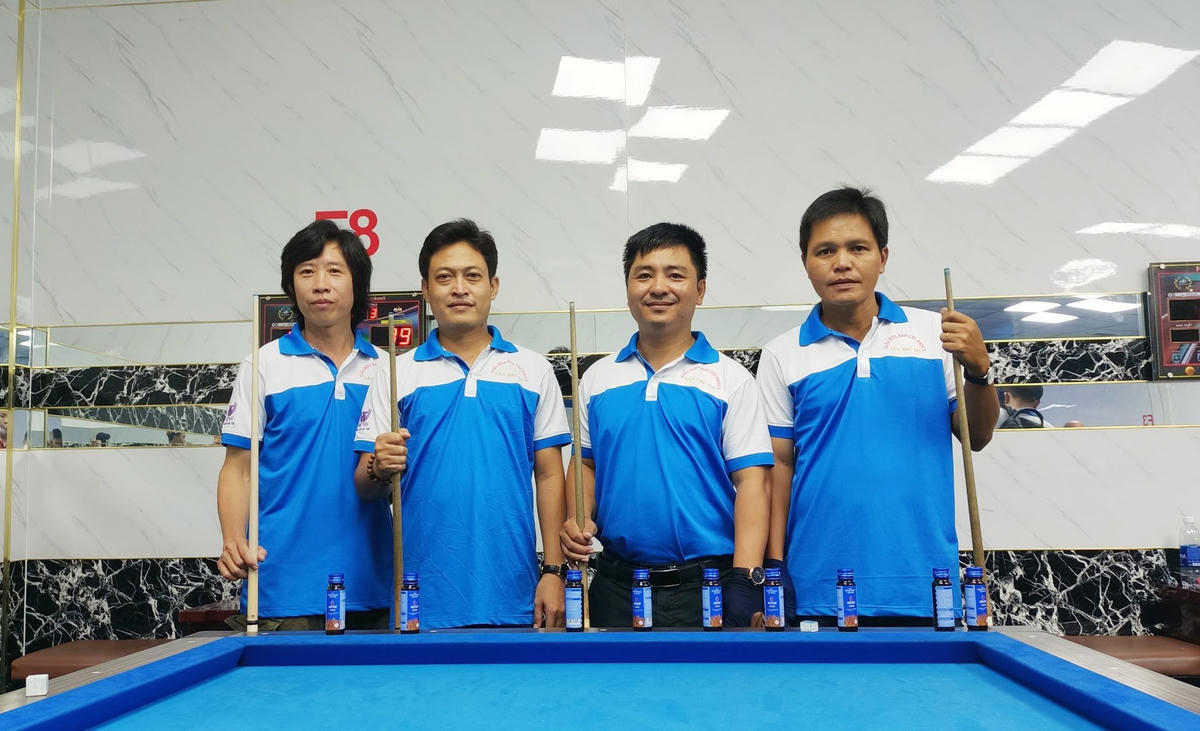 Các cơ thủ chụp ảnh lưu niệm tại giải đấu. 