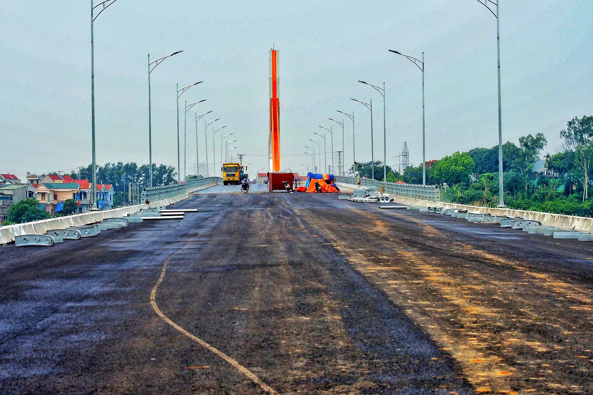Cầu được thiết kế bảo đảm 4 làn xe cơ giới, bề rộng mặt cầu chính 19m, bề rộng cầu dẫn 16,5m.