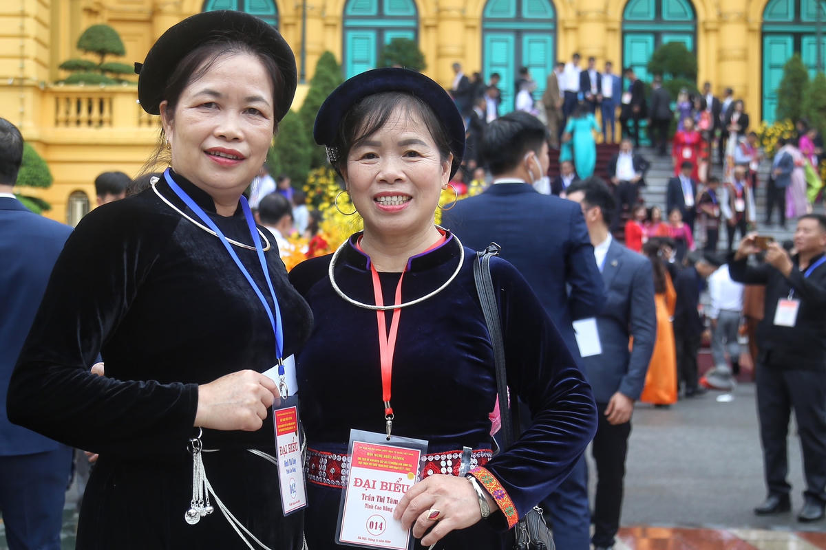 Đại biểu Trần Thị Tâm tỉnh Cao Bằng (bên phải) xúc động và tự hào khi được tham dự Hội nghị biểu dương Chủ tịch Ủy ban MTTQ Việt Nam cấp xã và Trưởng ban Công tác Mặt trận tiêu biểu toàn quốc giai đoạn 2017-2022. Sự ghi nhận của Đảng, Nhà nước, MTTQ Việt Nam là nguồn động viên tinh thần to lớn để bà và những cán bộ Mặt trận cơ sở tiếp tục phấn đấu làm tốt hơn nhiệm vụ của mình trong thời gian tới.