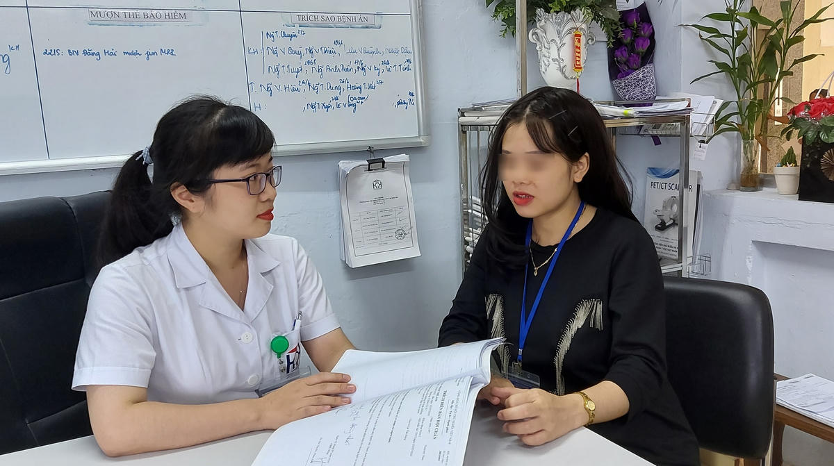 Tư vấn bệnh nhân tầm soát ung thư tại Bệnh viện Ung bướu Hà Nội.