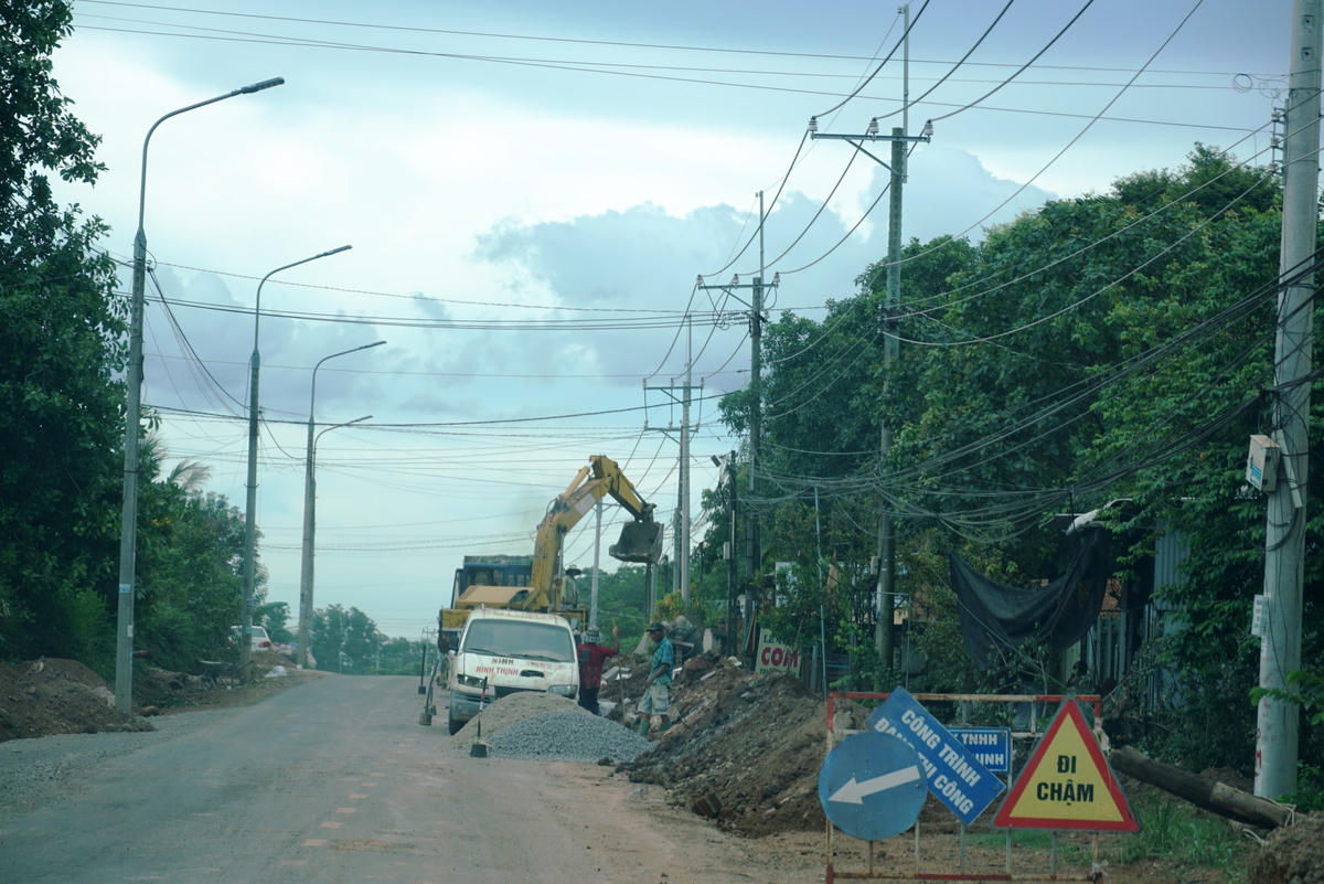 Nhiều đoạn đường thuộc dự án đang thi công nhưng không có người điều tiết giao thông. Ảnh: Mạnh Thìn.