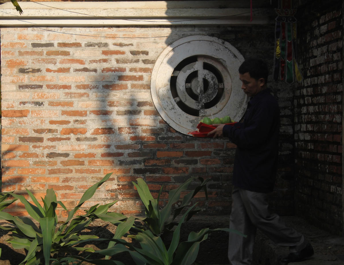 Dâng lễ lên chùa.  