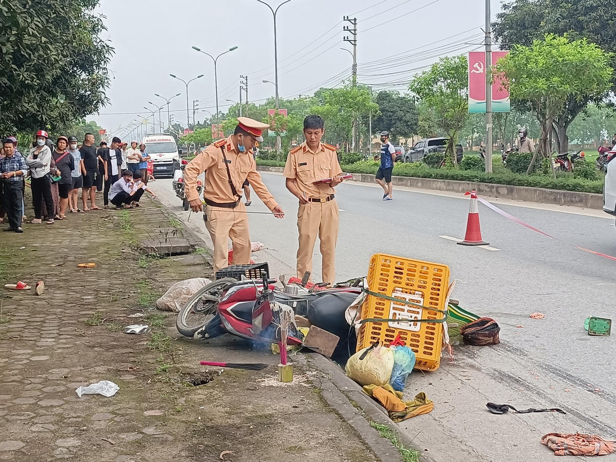 Tại hiện trường, chiếc xe máy bị hất văng vào lề đường và hư hỏng nặng.