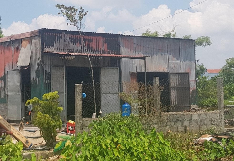 Nhà xưởng sản xuất bông lau, nơi xảy ra vụ cháy.