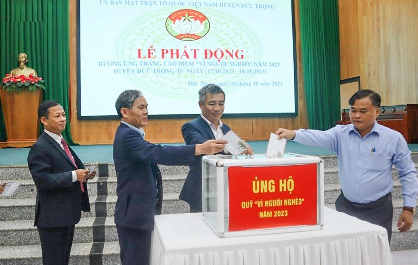 Lãnh đạo huyện Đức Trong và cán bộ, công chức, viên chức tham gia đóng góp ủng hộ vào  Quỹ Vì người nghèo năm 2023 tại Lễ phát động.