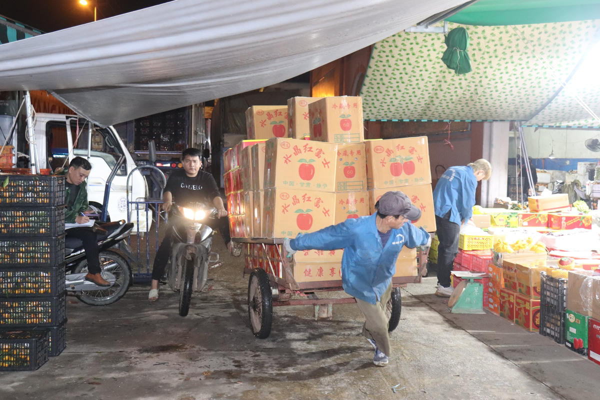 Có mặt tại chợ đầu mối những ngày giáp Tết, dọc tuyến đường Đông Hương kẹt cứng người và xe ra vào chợ. Xe ôtô chở hàng từ khắp các vùng miền trong cả nước nối đuôi nhau vào chợ để đổ hàng.