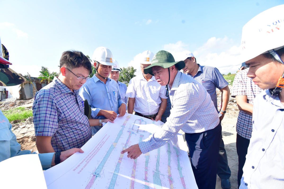 Ông Huỳnh Quốc Việt (hàng đầu, thứ 2 từ phải sang) Chủ tịch UBND tỉnh Cà Mau kiểm tra thực tế khu vực có dự án cao tốc đi qua địa bàn