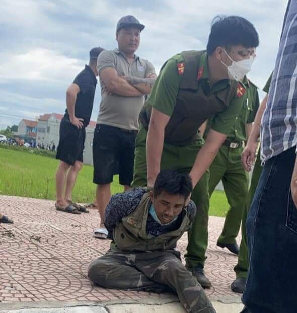 Sẵn con dao trên tay, tên trộm nhảy xuống ruộng để cố thủ nhưng không thoát được.  