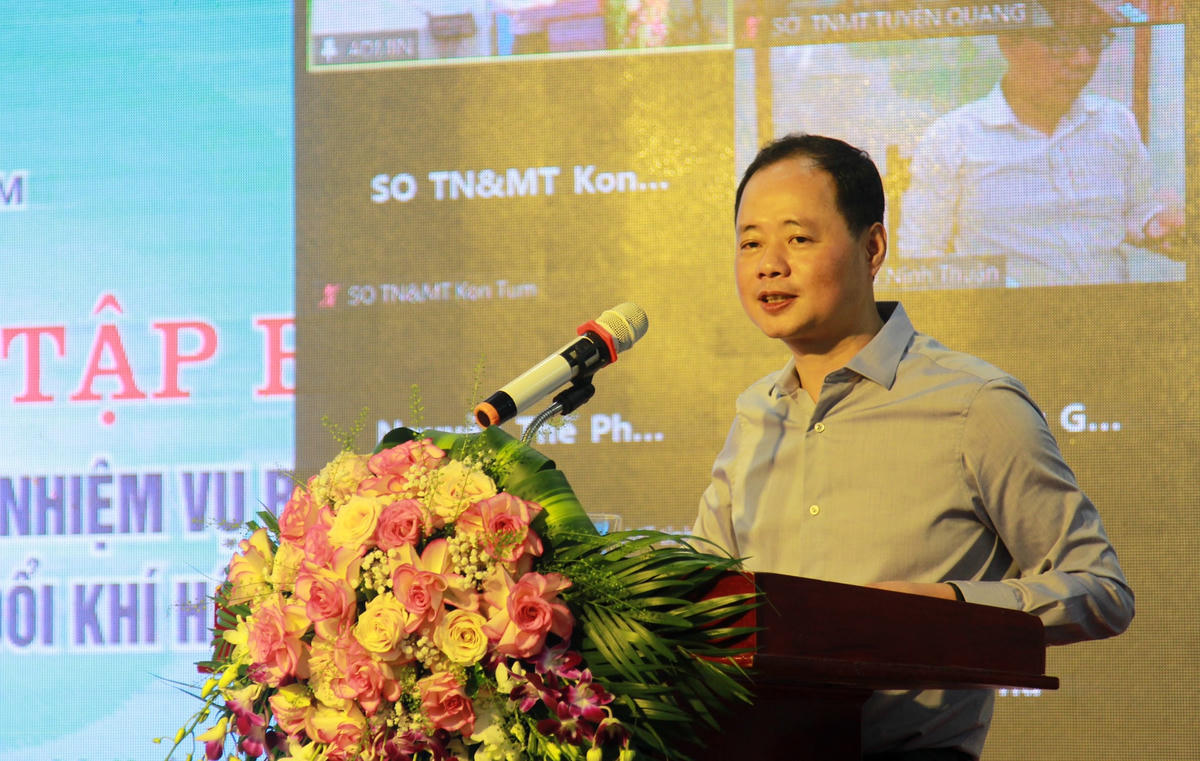 Ông Trần Hồng Thái, Tổng cục trưởng Tổng cục Khí tượng thủy văn, Bộ Tài nguyên và Môi trường trình bày chuyên đề "Thực trạng và giải pháp bảo vệ môi trường ứng phó với biến đổi khí hậu, phòng chống thiên tai đảm bảo phát triển bền vững ở Việt Nam.