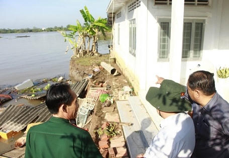 Ngành chức năng, chính quyền địa phương đến khảo sát điểm sạt lở. Ảnh: Báo Vĩnh Long.