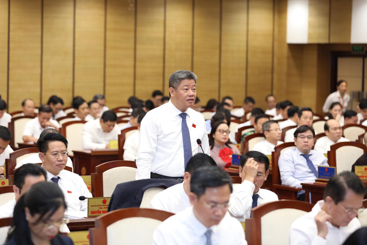 Phó Chủ tịch UBND Thành phố Nguyễn Mạnh Quyền trả lời chất vấn.